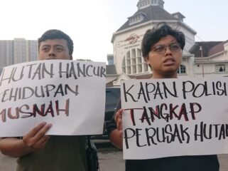 Sekelompok aktivis pemuda menggelar aksi Kamisan di Titik Nol Kota Medan, sebagai bentuk solidaritas bagi warga Kwala Langkat.