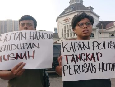 Sekelompok aktivis pemuda menggelar aksi Kamisan di Titik Nol Kota Medan, sebagai bentuk solidaritas bagi warga Kwala Langkat.