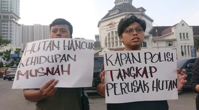 Sekelompok aktivis pemuda menggelar aksi Kamisan di Titik Nol Kota Medan, sebagai bentuk solidaritas bagi warga Kwala Langkat.