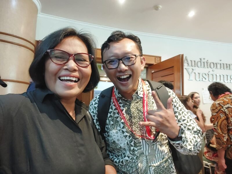 Direktur YLBHI Muhammad Isnur dan Direktur Yayasan Srikandi Lestari foto bersama di Jakarta beberapa waktu lalu.