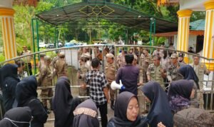 Guru honorer berorasi di depan Kantor Bupati Langkat