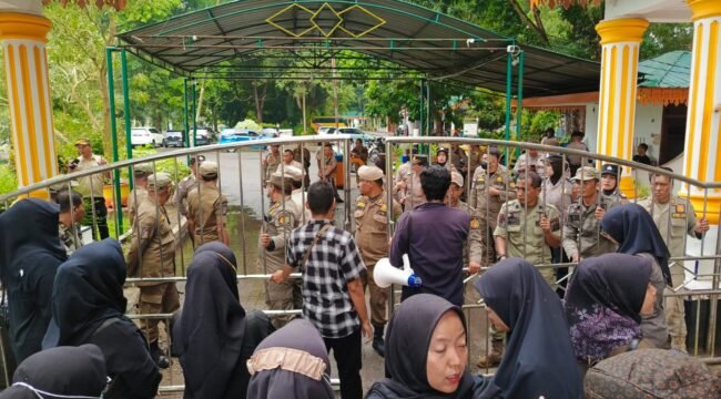 Guru honorer berorasi di depan Kantor Bupati Langkat.