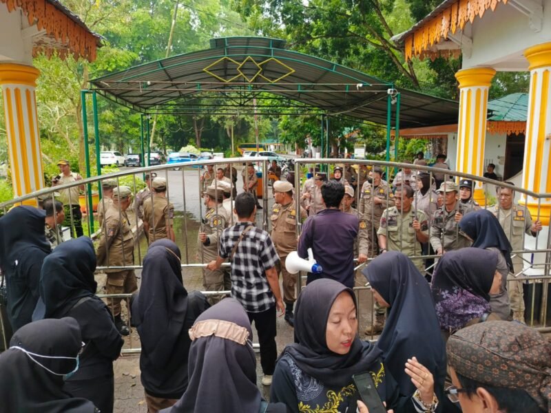 Guru honorer berorasi di depan Kantor Bupati Langkat.