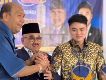 H Syah Afandin (Ondim) foto bersama Ketua DPD Partai NasDem Langkat H Ajai Ismail dan Ketua Dewan Pertimbangan Partai NasDem Langkat Ricky Anthony beberapa waktu lalu.