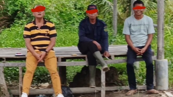 
Kanit Polsek Tanjung Pura IPTU Kaspar Napitupulu (kiri) duduk bersama Sup (tengah). Sup diduga berperan melakukan pengukuruan kawasan hutan yang diperjualbelikan mafia.