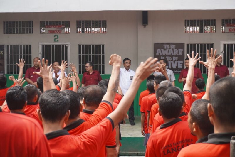 Kepala Kantor Wilayah Kementerian Hukum dan HAM Sumatera Utara Agung Krisna berkunjung ke LPN Kelas IIA Langkat dan berbaur dengan WBP.