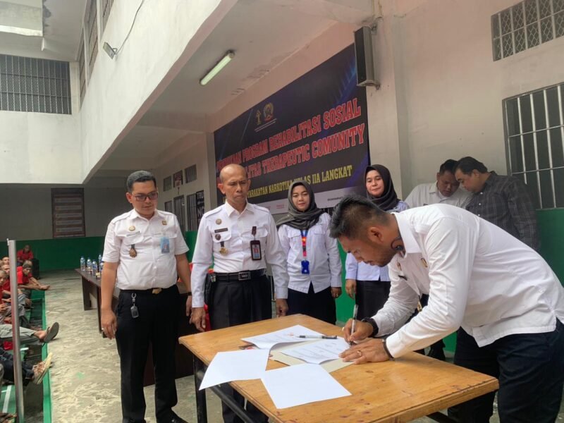 Kepala LPN Kelas IIA Langkat Kanwil Kemenkumham Sumut Parlindungan Siregas saat membuka kegiatan Program Rehabilitasi Sosial.