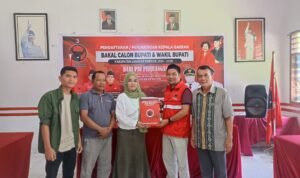 Ketua MD FORHATI Langkat Aini Maimanah Kembalikan Berkas Balon Bupati ke PDIP