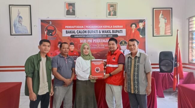 Ketua MD FORHATI Langkat Aini Maimanah Kembalikan Berkas pendaftaran Balon Bupati ke DPC PDI Perjaungan.