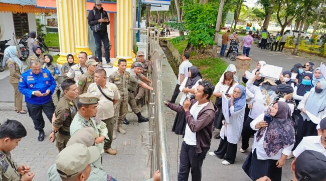 Puluhan guru berorasi di depan Kantor Bupati Langkat terkait dugaan kecurangan seleksi PPPK Guru tahun 2023.