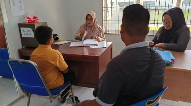 RP, siswa Kelas XIII SMP PABAKU didampingi keluarganya di UPTD PPA KAbuapten Langkat.