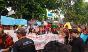 Ribuan massa melakukan aksi damai di depan Kanto Kejari Langkat1