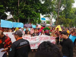 Ribuan massa melakukan aksi damai di depan Kanto Kejari Langkat.