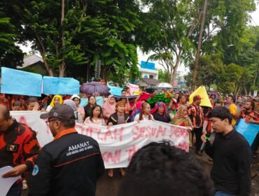 Ribuan massa melakukan aksi damai di depan Kanto Kejari Langkat.