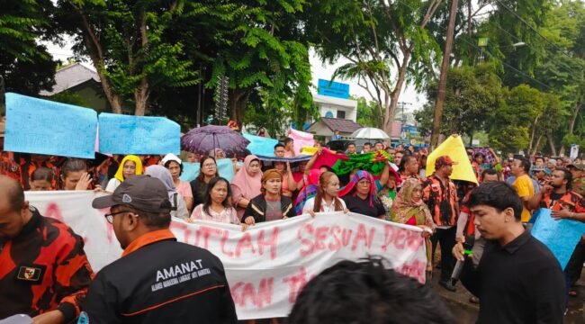 Ribuan massa melakukan aksi damai di depan Kanto Kejari Langkat.