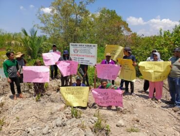 Warga Desa Kwala Langkat, Kecamatan Tanjung Pura, Langkat malakukan aksi protes terhadap mafia di kawasan hutan lindung.
