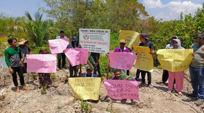 Warga Desa Kwala Langkat, Kecamatan Tanjung Pura, Langkat malakukan aksi protes terhadap mafia di kawasan hutan lindung.
