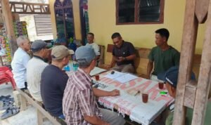 Warga Dusun III Desa Suka Damai, Kecamatan Hinai, Langkat yang menolak peternakan ayam di dekat pemukiman