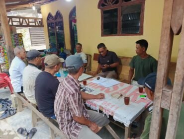 Warga Dusun III Desa Suka Damai, Kecamatan Hinai, Langkat yang menolak peternakan ayam di dekat pemukiman.