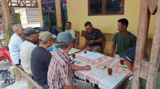 Warga Dusun III Desa Suka Damai, Kecamatan Hinai, Langkat yang menolak peternakan ayam di dekat pemukiman.
