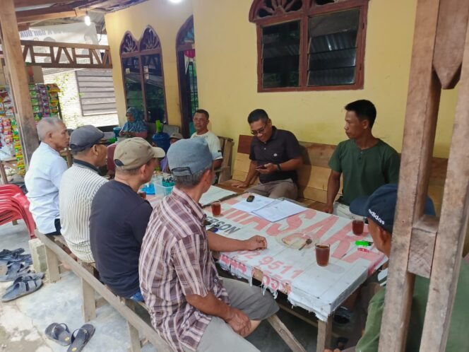 
Warga Dusun III Desa Suka Damai, Kecamatan Hinai, Langkat yang menolak peternakan ayam di dekat pemukiman.