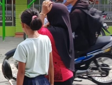 Bunga dan neneknya usai diwawancarai awak media, Kamis (27/6/2024) siang.