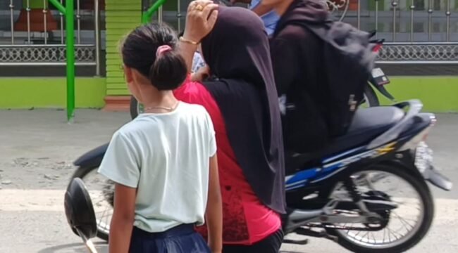 Bunga dan neneknya usai diwawancarai awak media, Kamis (27/6/2024) siang.