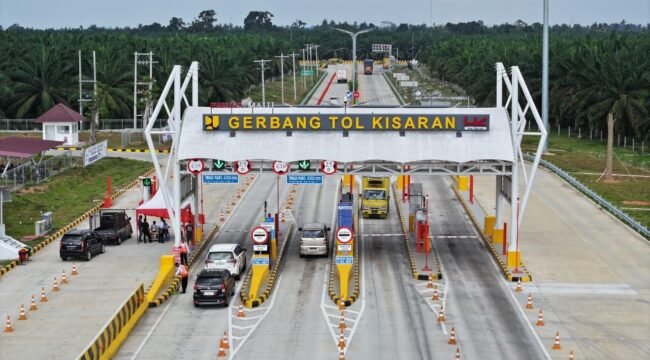 Foto udara Gerbang Tol Kisaran pada ruas Tol Lima Puluh - Asahan.