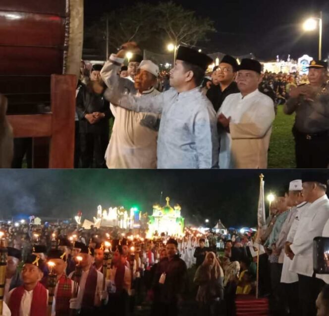 
Pj Gubernur Sumut diwakili Sekretaris DPRD Sumut Utara Dr Zulkifli SIP MM bersama anggota DPRD Sumut Wagirin Arman selaku pemrakarsa kegiatan dan Forkopimda, Forkopimca saat pelepasan Festival Takbir Akbar dan Pawai Obor di di Lapangan Desa Klambir V Kebun, Kecamatan Hamparan Perak, Kabupaten Deli Serdang, Sumatera Utara, Minggu (16/06/24) malam. 