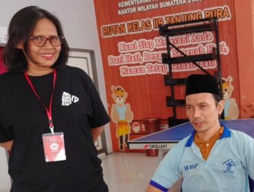 Ilham Mahmudi saat dijenguk aktivis lingkungan Sumiati Surbakti di Rutan Kelas IIB Tanjung Pura beberapa hari lalu.