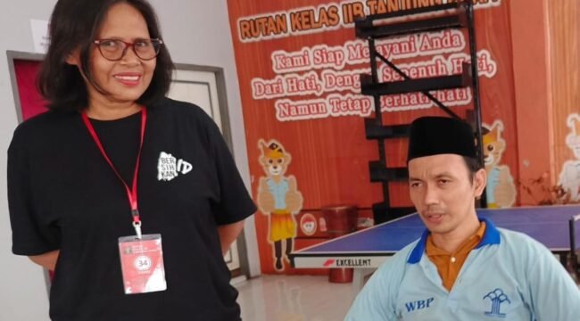 Ilham Mahmudi saat dijenguk aktivis lingkungan Sumiati Surbakti di Rutan Kelas IIB Tanjung Pura beberapa hari lalu.