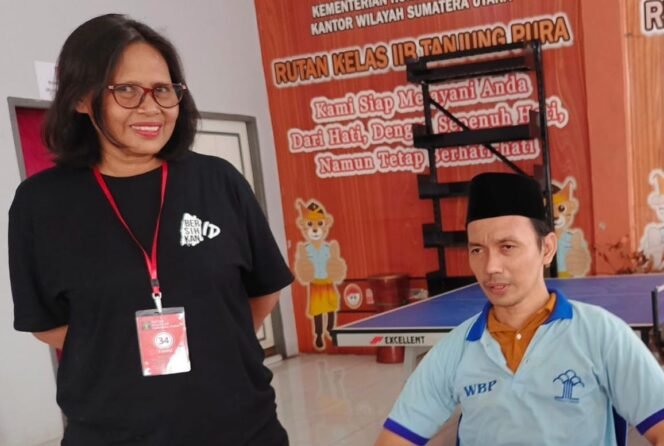 
Ilham Mahmudi saat dijenguk aktivis lingkungan Sumiati Surbakti di Rutan Kelas IIB Tanjung Pura beberapa hari lalu.