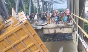 Jembatan Sei Air Tenang, Kecamatan Batang Serangan, Langkat sebagai akses menuju lokasi objek wisata Tangkahan ambruk, Selasa (11/6/2024) sore.