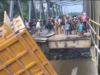 Jembatan Sei Air Tenang, Kecamatan Batang Serangan, Langkat sebagai akses menuju lokasi objek wisata Tangkahan ambruk, Selasa (11/6/2024) sore.
