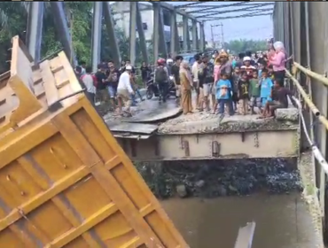 Jembatan Sei Air Tenang, Kecamatan Batang Serangan, Langkat sebagai akses menuju lokasi objek wisata Tangkahan ambruk, Selasa (11/6/2024) sore.