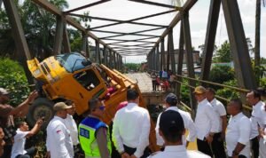 Kadis PUPR Provinsi Sumatera Utara Mulyono bersama Muspida Kabupaten Langkat meninjau Jembatan Air Tenang yang ambruk, Selasa (11/6/2024) sore.
