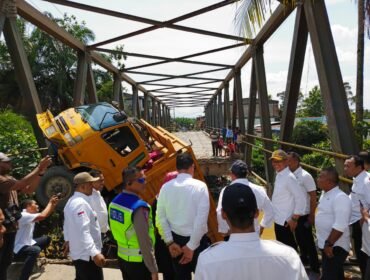 Kadis PUPR Provinsi Sumatera Utara Mulyono bersama Muspida Kabupaten Langkat meninjau Jembatan Air Tenang yang ambruk, Selasa (11/6/2024) sore.