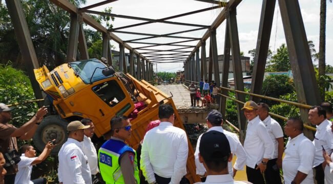 Kadis PUPR Provinsi Sumatera Utara Mulyono bersama Muspida Kabupaten Langkat meninjau Jembatan Air Tenang yang ambruk, Selasa (11/6/2024) sore.