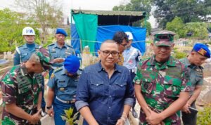 Kasat Lidkrim Puspom TNI Kolonel POM Jefri B Purba saat konferensi pers dengan awak media di lokasi ekshumasi jenazah Lettu dr Eko Damara