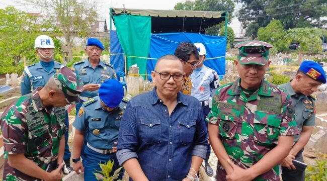 Kasat Lidkrim Puspom TNI Kolonel POM Jefri B Purba saat konferensi pers dengan awak media di lokasi ekshumasi jenazah Lettu dr Eko Damara.