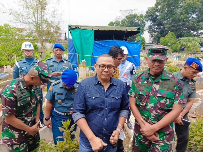 
Kasat Lidkrim Puspom TNI Kolonel POM Jefri B Purba saat konferensi pers dengan awak media di lokasi ekshumasi jenazah Lettu dr Eko Damara.