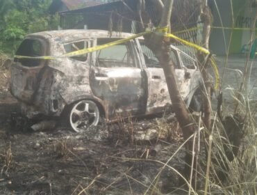 Mobil milik terduga pengedar narkoba berinisial R yang dibakar warga, Rabu (25/6/2024) malam.