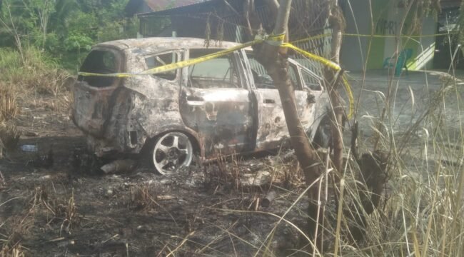 Mobil milik terduga pengedar narkoba berinisial R yang dibakar warga, Rabu (25/6/2024) malam.