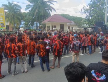 Ratusan massa berorasi di PN Stabat, Kamis (13/6/2024) tuntut keadilan bagi TRP dalam perkara TPPO yang tengah dijalaninya.