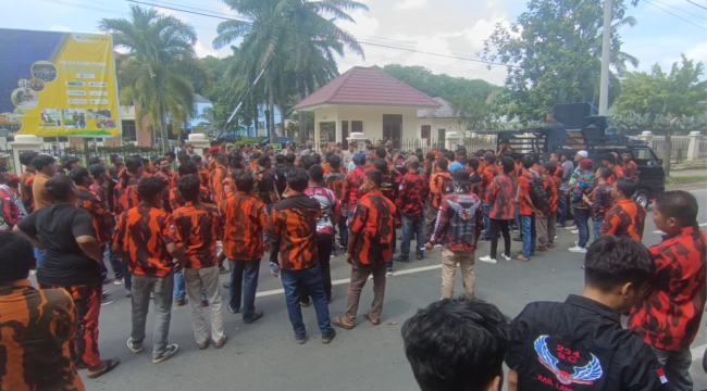 Ratusan massa berorasi di PN Stabat, Kamis (13/6/2024) tuntut keadilan bagi TRP dalam perkara TPPO yang tengah dijalaninya.
