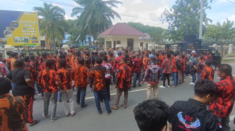 Ratusan massa berorasi di PN Stabat, Kamis (13/6/2024) tuntut keadilan bagi TRP dalam perkara TPPO yang tengah dijalaninya.