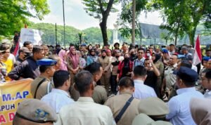 Ratusan warga Desa Serapuh Asli, Kecamatan Tanjung Pura demo di depan Kantor Bupati Langkat, Rabu (5:6:2024) pagi