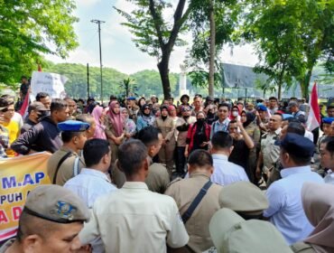 Ratusan warga Desa Serapuh Asli, Kecamatan Tanjung Pura demo di depan Kantor Bupati Langkat, Rabu (5/6/2024) pagi.