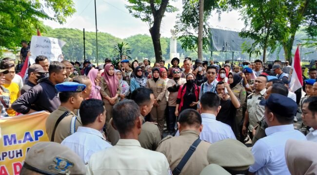 Ratusan warga Desa Serapuh Asli, Kecamatan Tanjung Pura demo di depan Kantor Bupati Langkat, Rabu (5/6/2024) pagi.