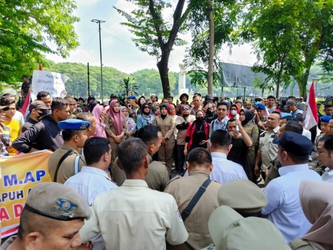 
Ratusan warga Desa Serapuh Asli, Kecamatan Tanjung Pura demo di depan Kantor Bupati Langkat, Rabu (5/6/2024) pagi.